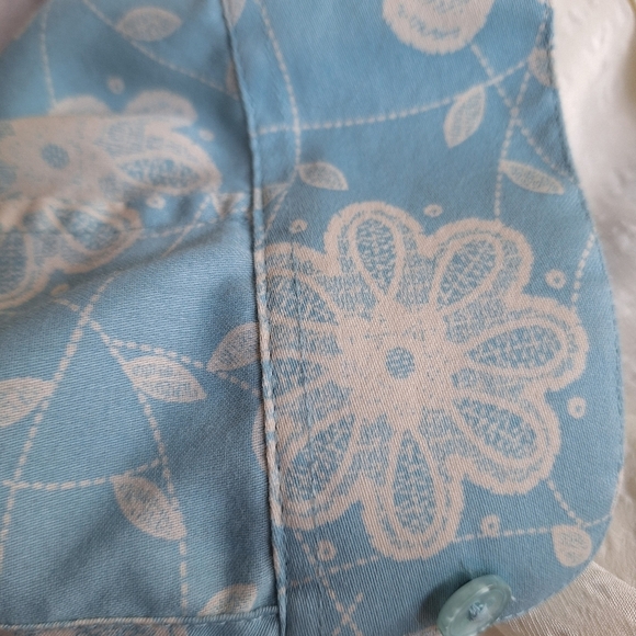 Coldwater Creek Baby Blue Blouse/Wht Floral Collar/Cuffs Cotton Button Front - Picture 4 of 8